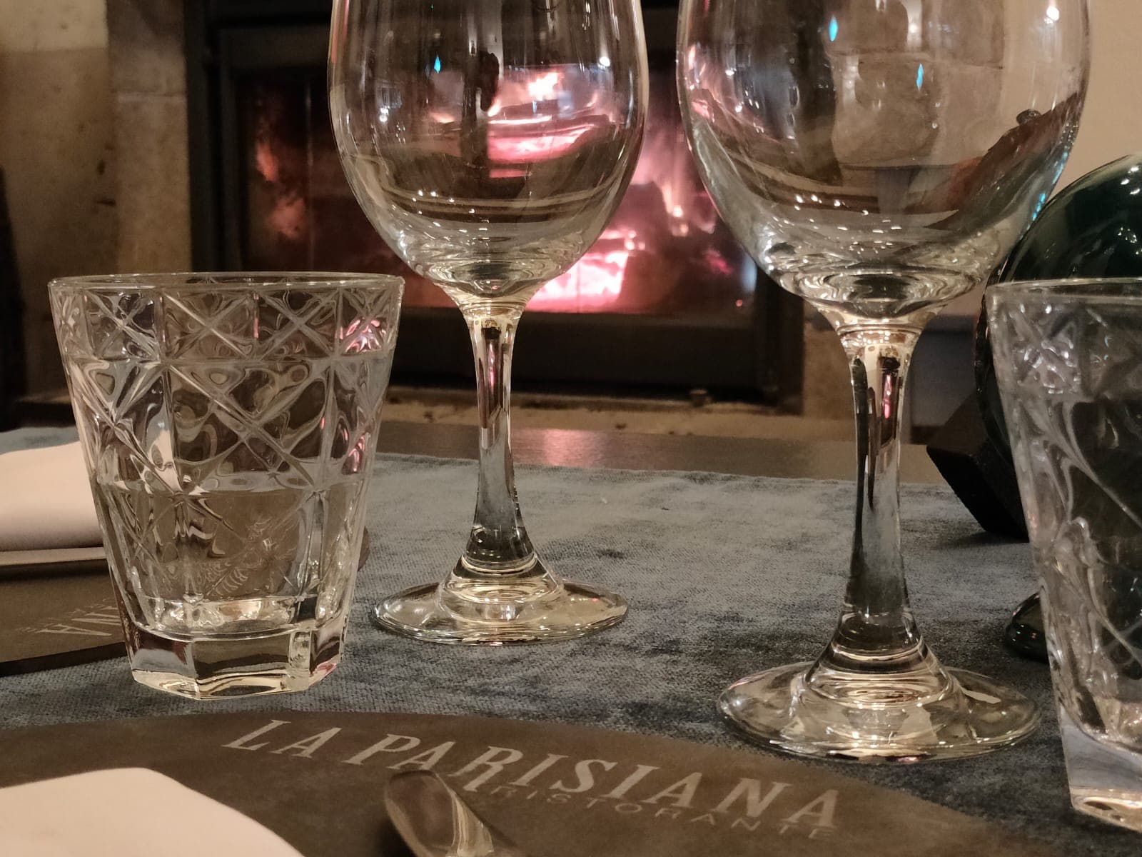 La sala interna del ristorante con il camino