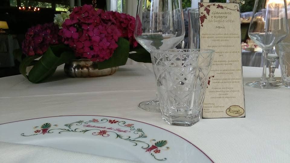 Sala e tavoli apparecchiati per un evento al Ristorante La Parisiana