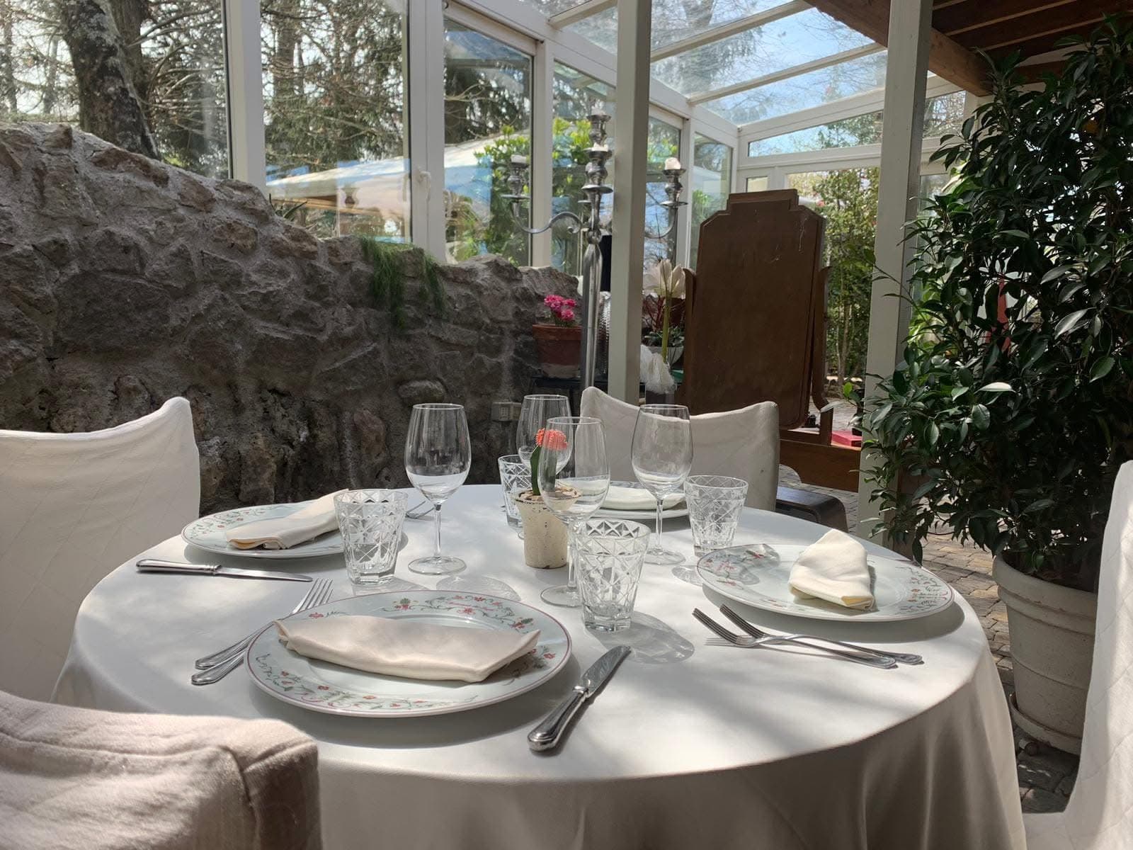 Sala e tavoli apparecchiati per un evento al Ristorante La Parisiana