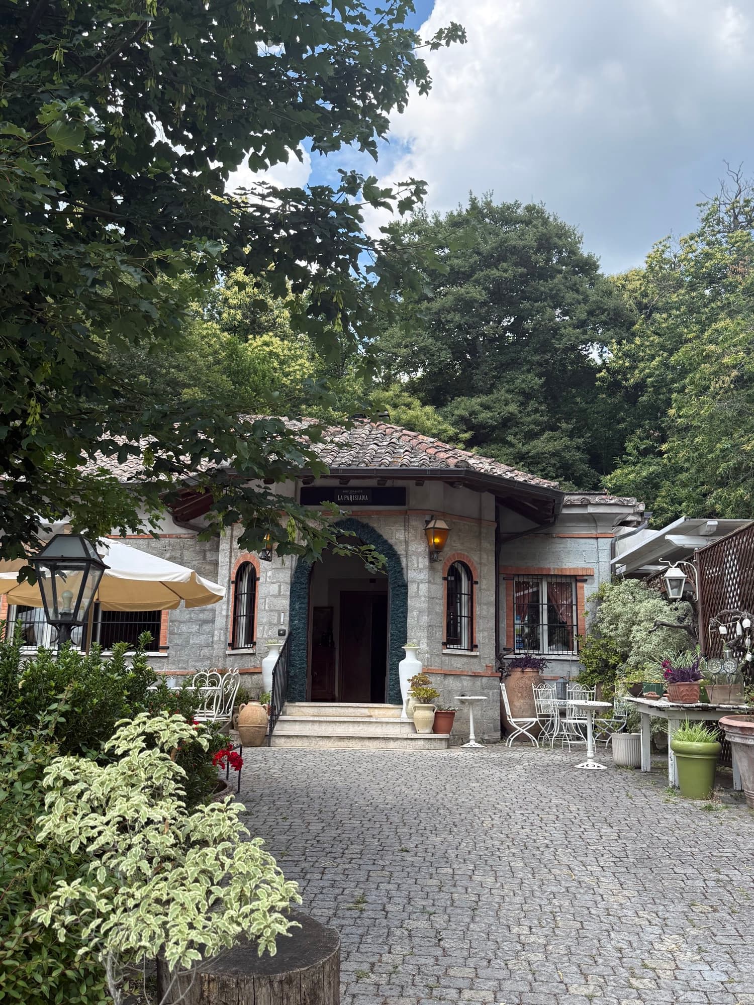 Ristorante La Parisiana, immerso nel verde dei Castelli Romani